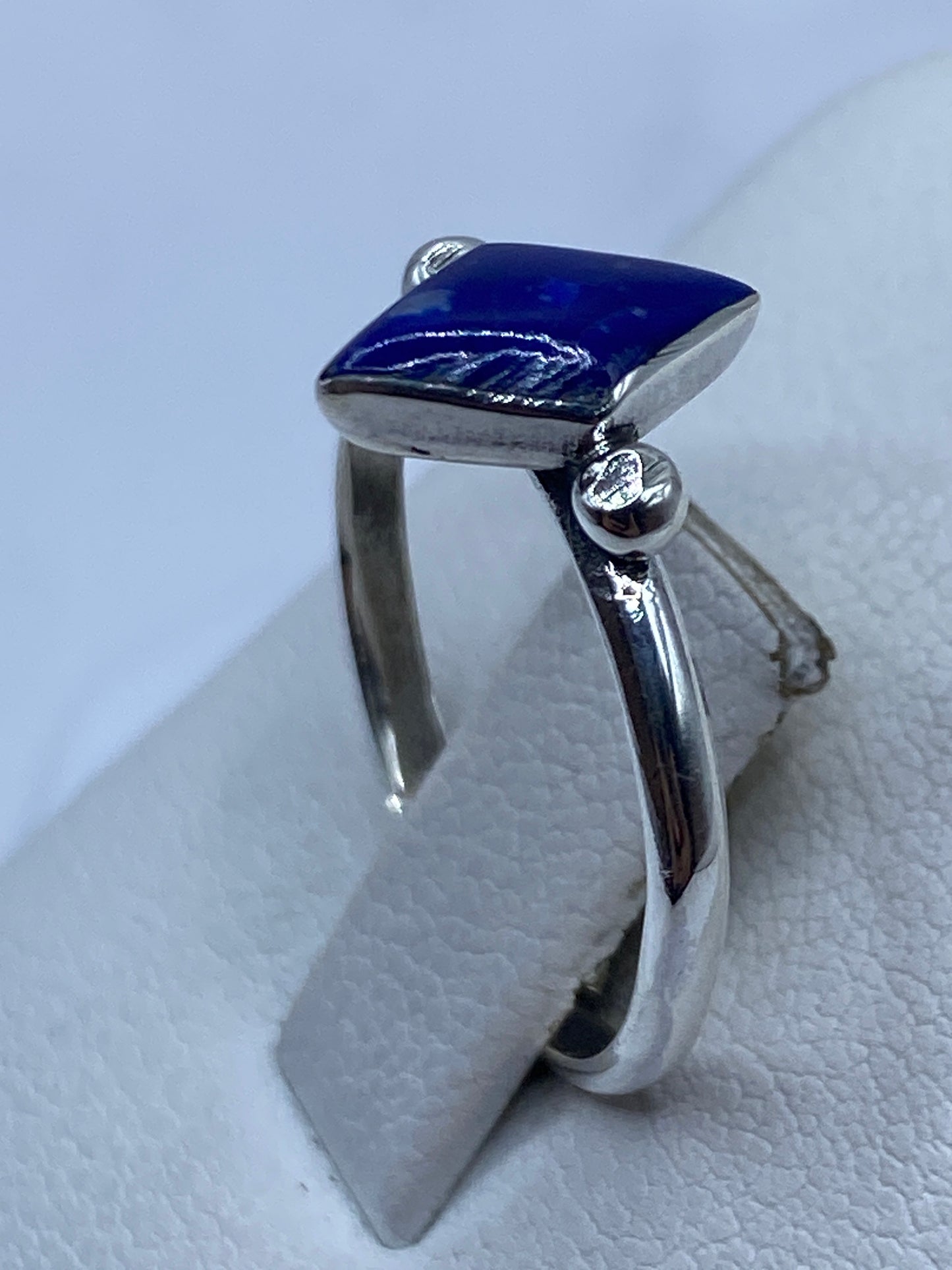 Detalle lateral del anillo mostrando la banda pulida de 3 mm y el engaste a mano