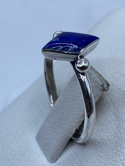 Detalle lateral del anillo mostrando la banda pulida de 3 mm y el engaste a mano