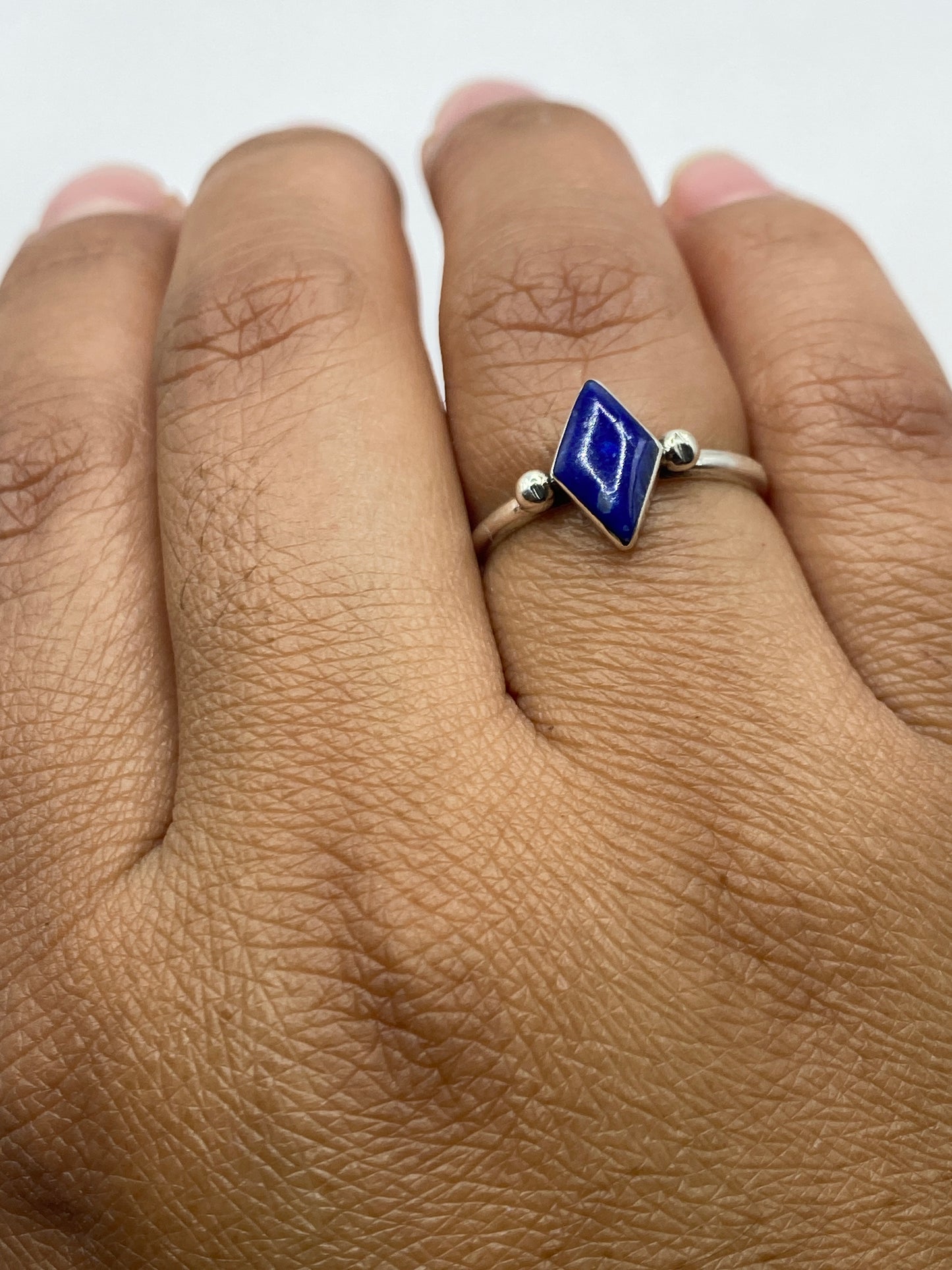 Anillo sobre fondo blanco exhibiendo el sello 950 en la banda interior