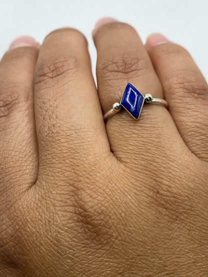 Anillo sobre fondo blanco exhibiendo el sello 950 en la banda interior