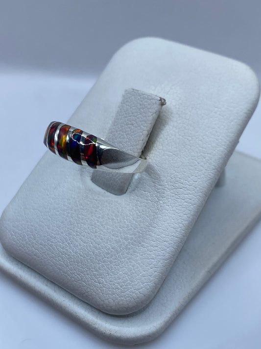 Detalle del ópalo de fuego mostrando juego de colores naranja, rojo y azul