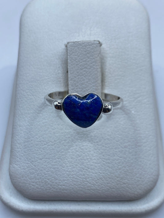 Anillo de plata con lapislázuli azul profundo en estuche blanco
