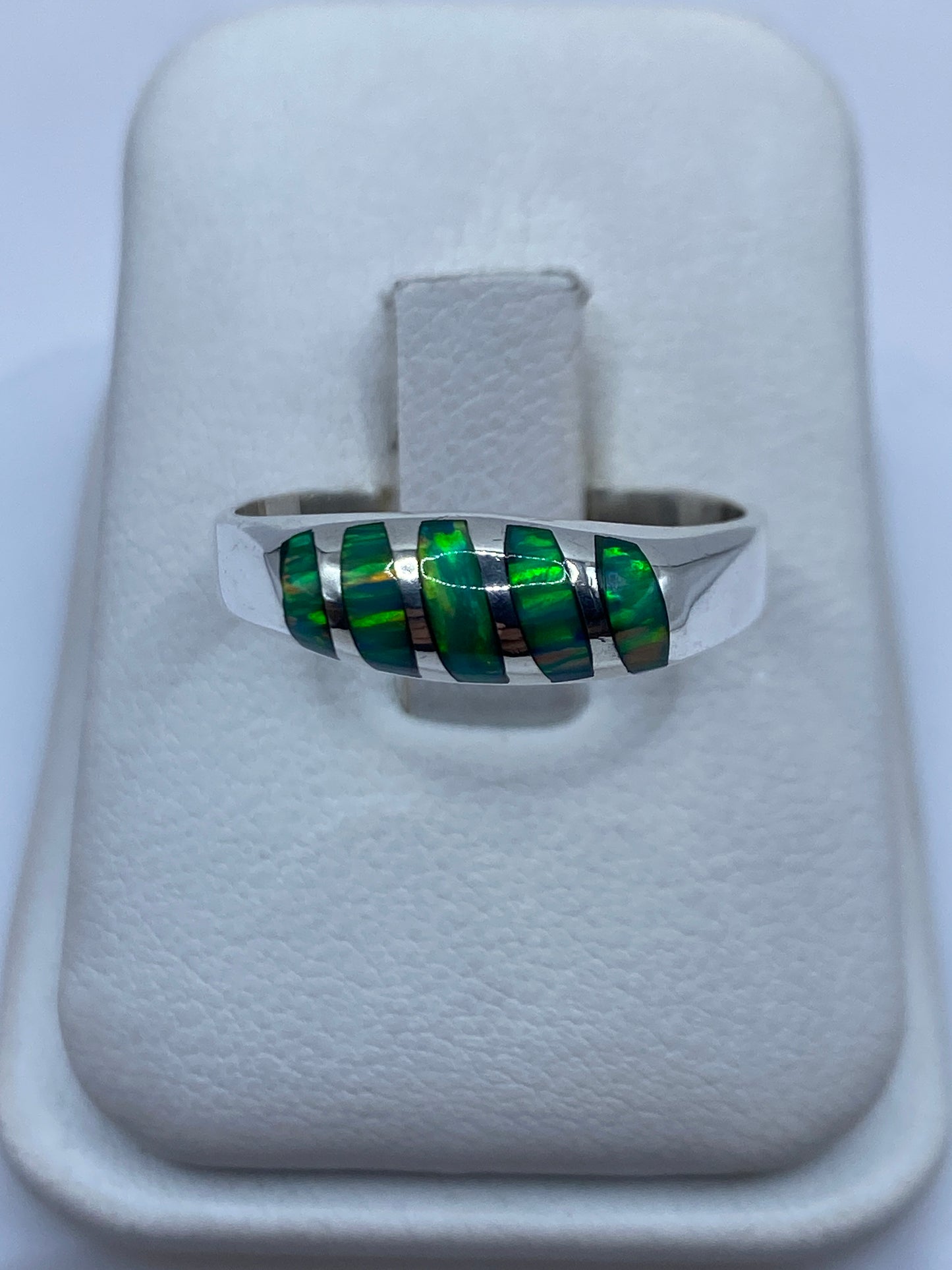 Anillo de plata .925 con ópalo de fuego verde limón en estuche blanco, vista frontal