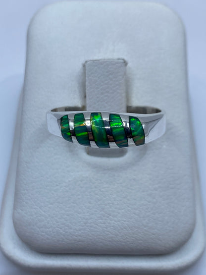 Anillo de plata .925 con ópalo de fuego verde limón en estuche blanco, vista frontal