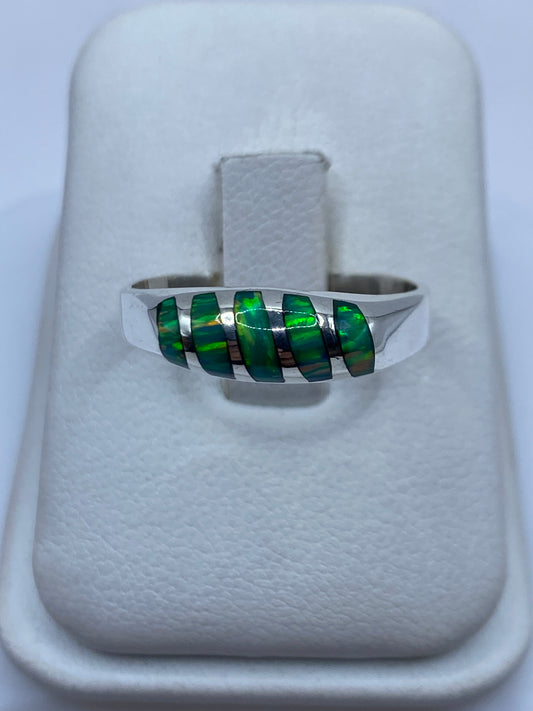 Anillo de plata .925 con ópalo de fuego verde limón en estuche blanco, vista frontal