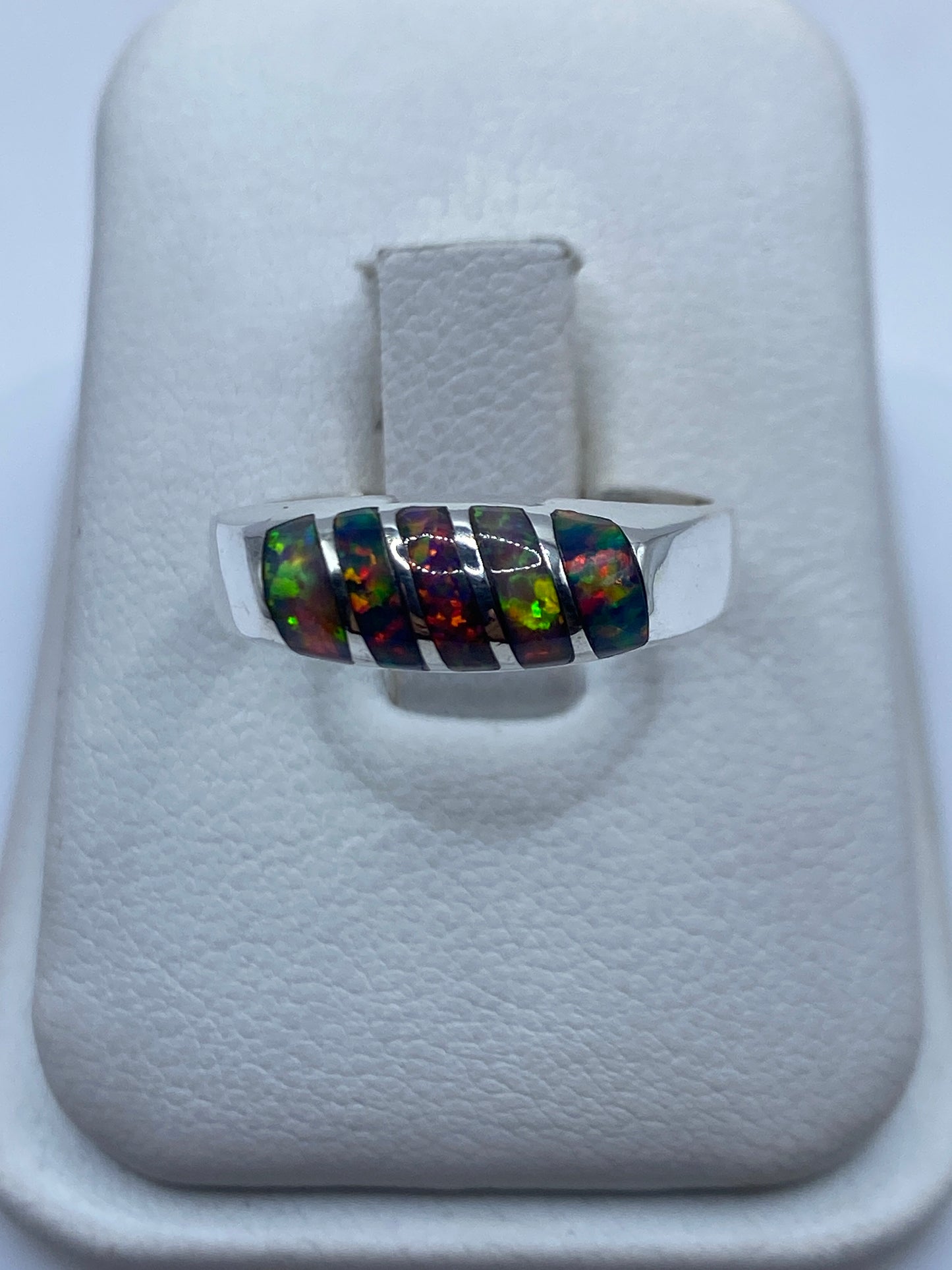 Anillo de plata .925 con Ópalo de Fuego multicolor en caja de regalo blanca