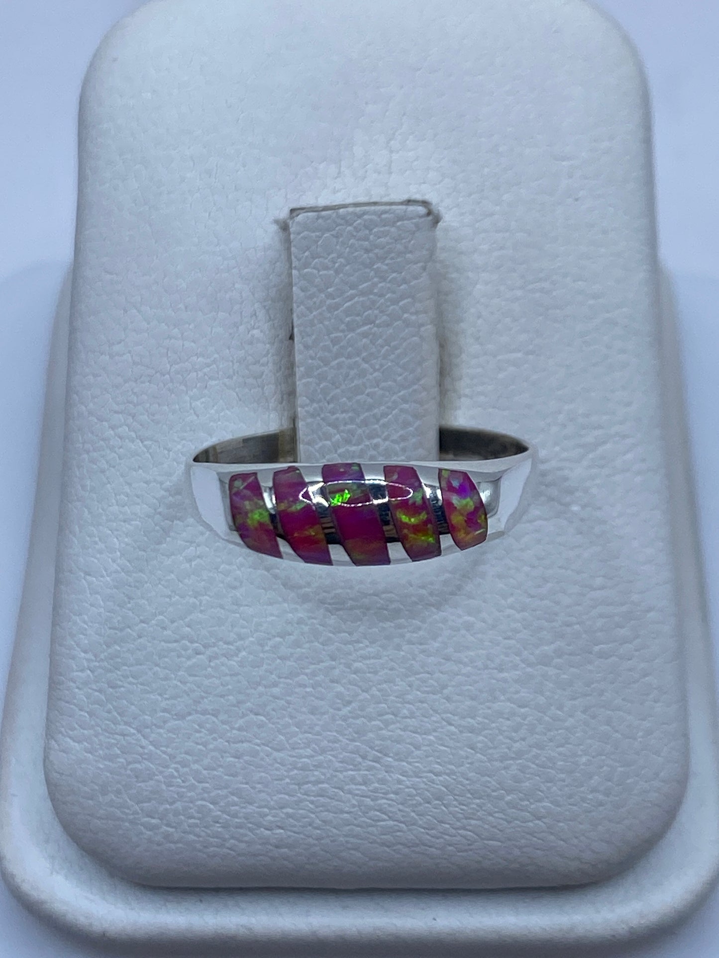 Anillo de plata con ópalo de fuego rosa en tono delicado sobre estuche blanco