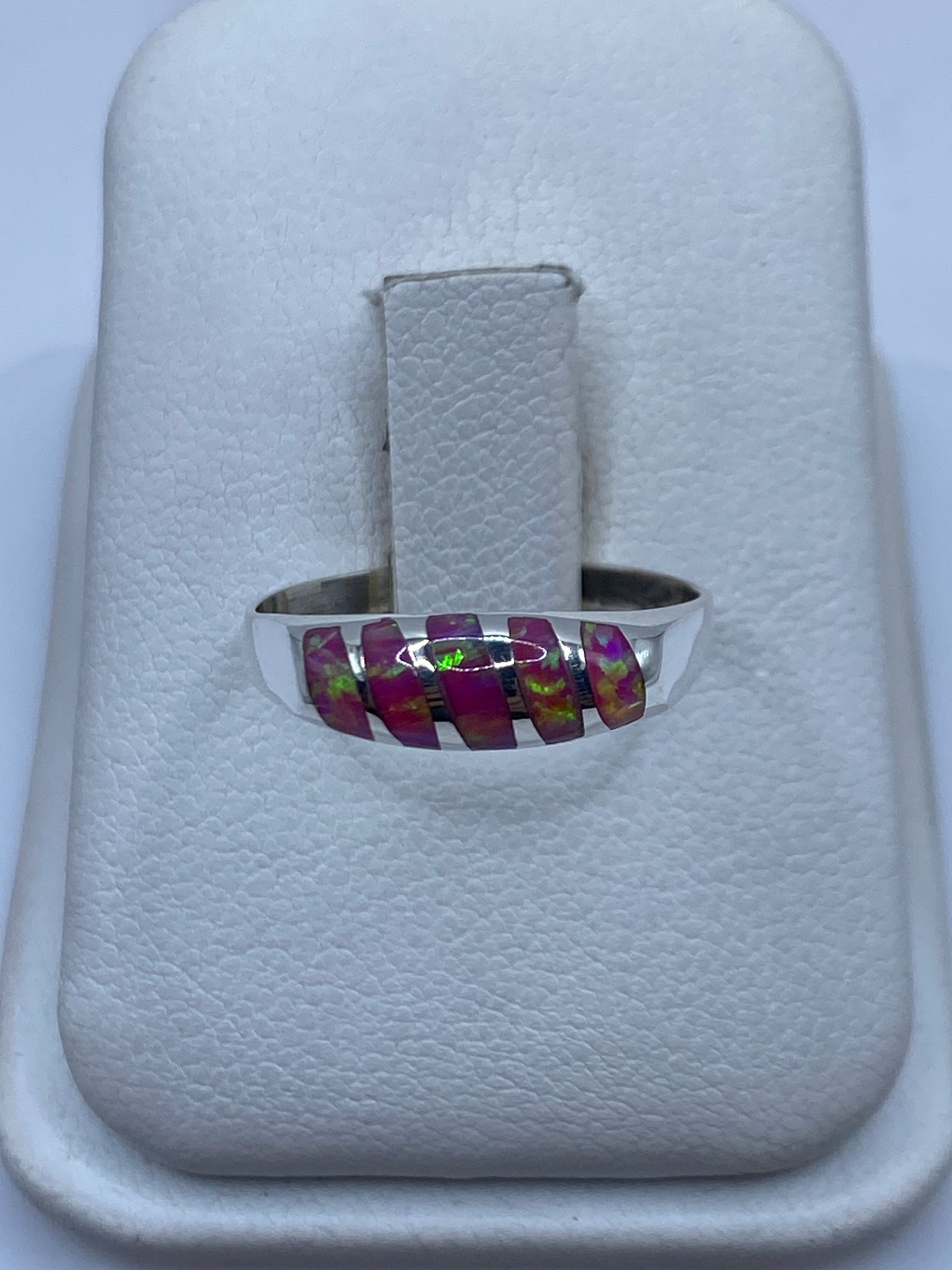 Anillo de plata con ópalo de fuego rosa en tono delicado sobre estuche blanco