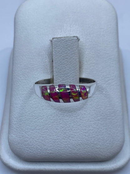 Anillo de plata con ópalo de fuego rosa en tono delicado sobre estuche blanco