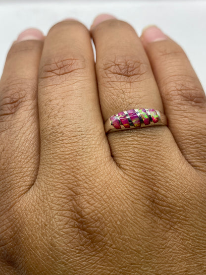 Anillo en el dedo mostrando cómo brilla el ópalo bajo luz natural