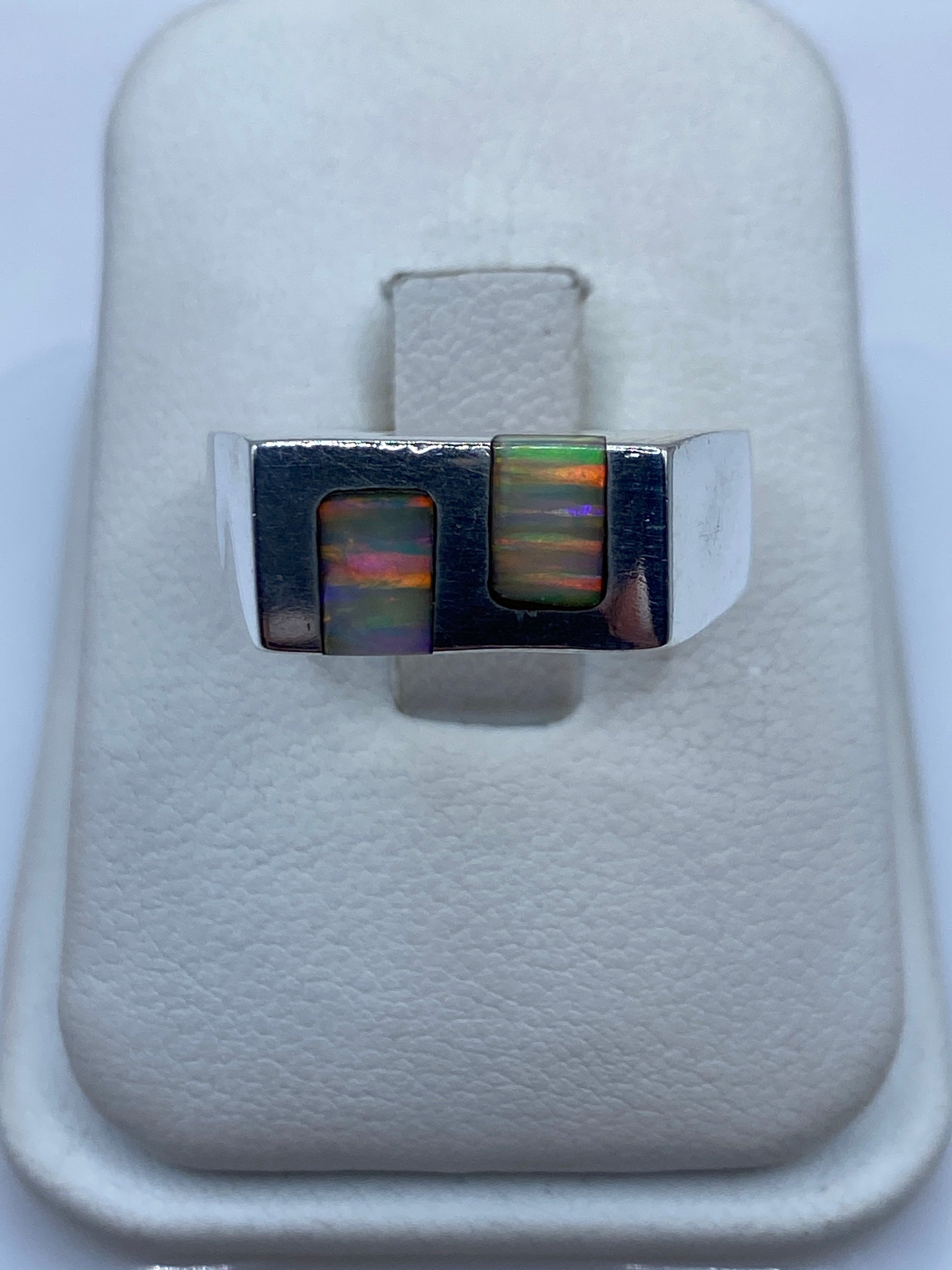 Anillo de plata con ópalo de fuego multicolor en diseño geométrico cuadrado, talla 8