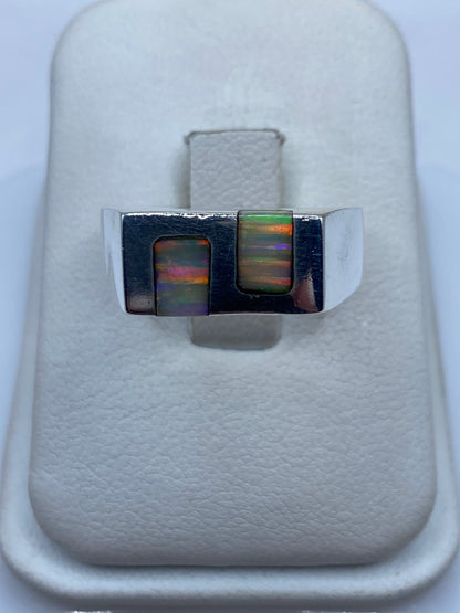 Anillo de plata con ópalo de fuego multicolor en diseño geométrico cuadrado, talla 8