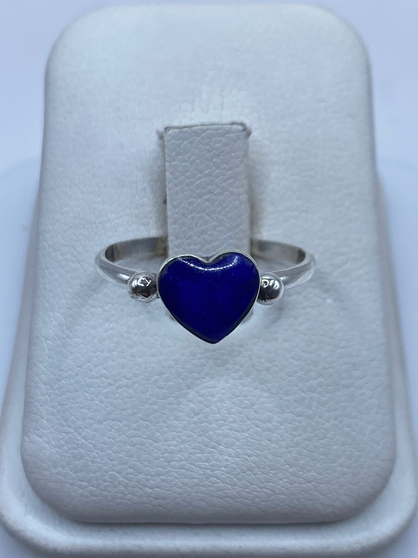 Anillo solitario de plata .950 con corazón de piedra azul en estuche blanco