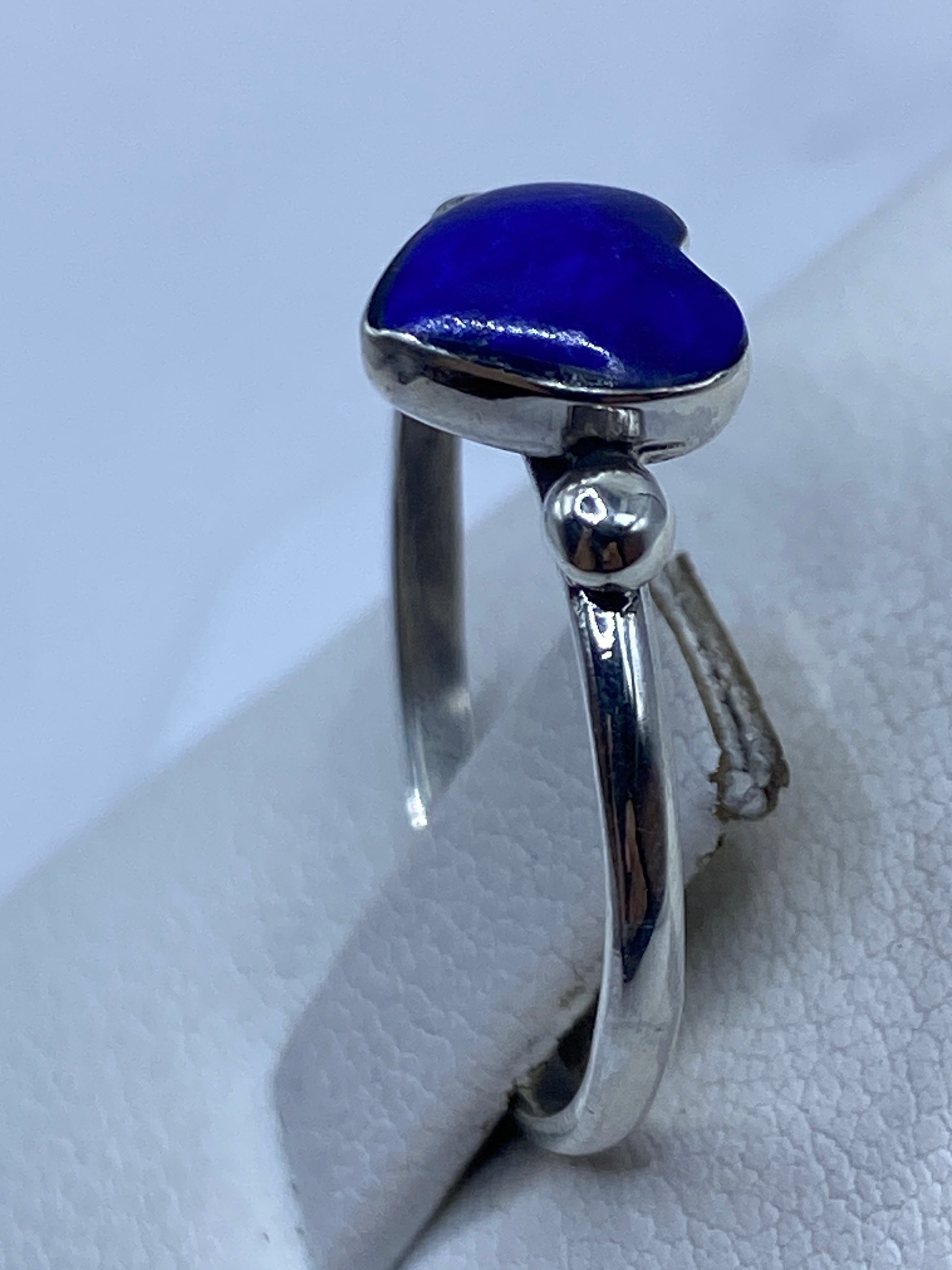 Detalle del corazón de piedra azul intenso engastado en plata de Taxco