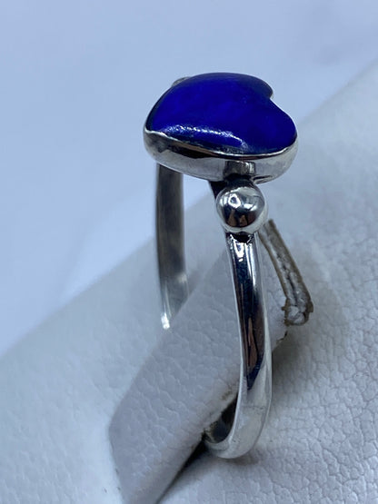 Detalle del corazón de piedra azul intenso engastado en plata de Taxco