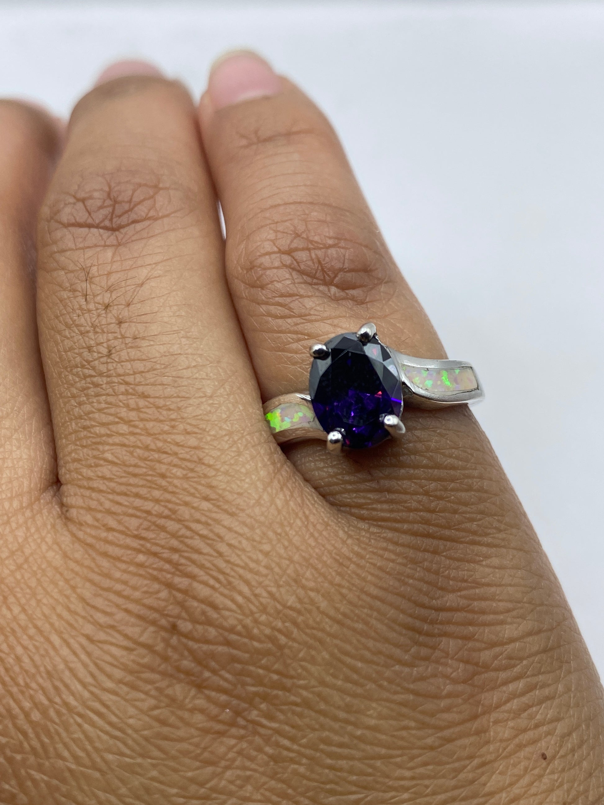 Anillo en dedo femenino con sello 925 visible en la banda