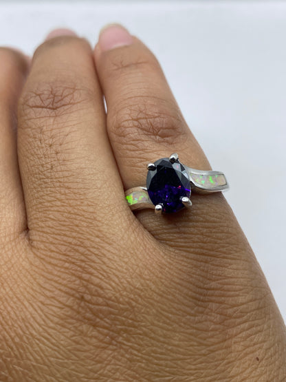 Anillo en dedo femenino con sello 925 visible en la banda