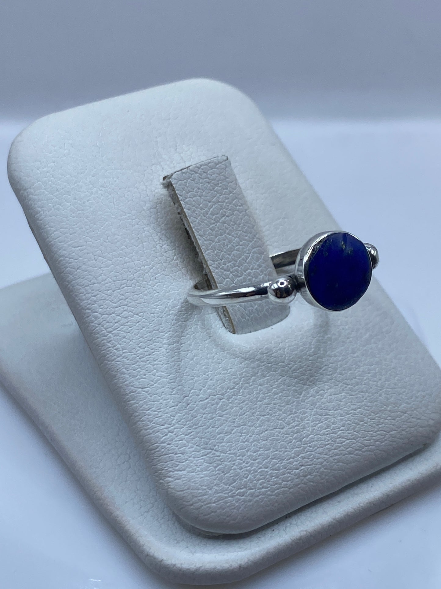 Anillo solitario en plata .925 con lapislázuli natural mostrando vetas de oro mineral