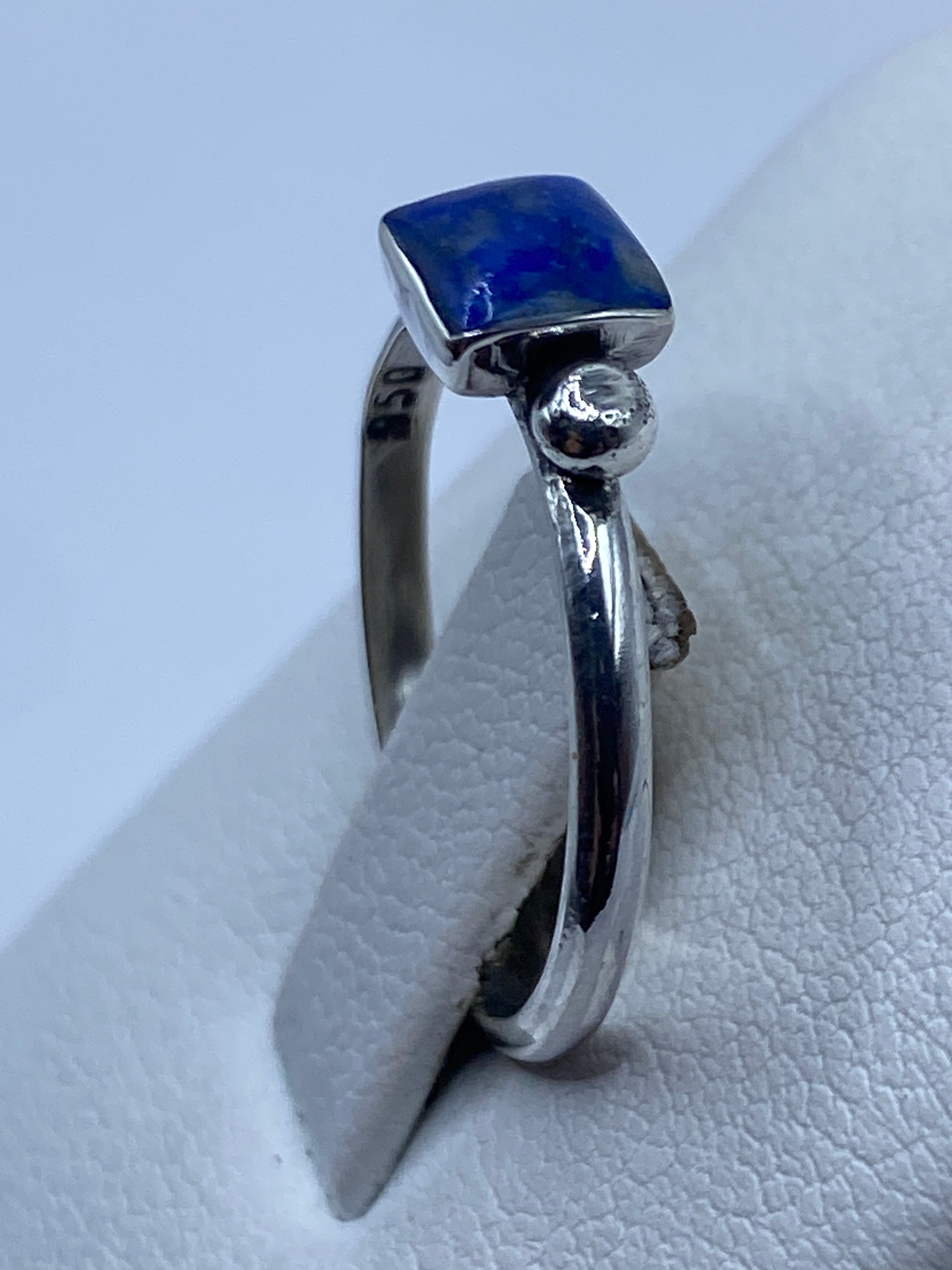 Detalle lateral del anillo platero con la banda de plata .950 y sello de autenticidad
