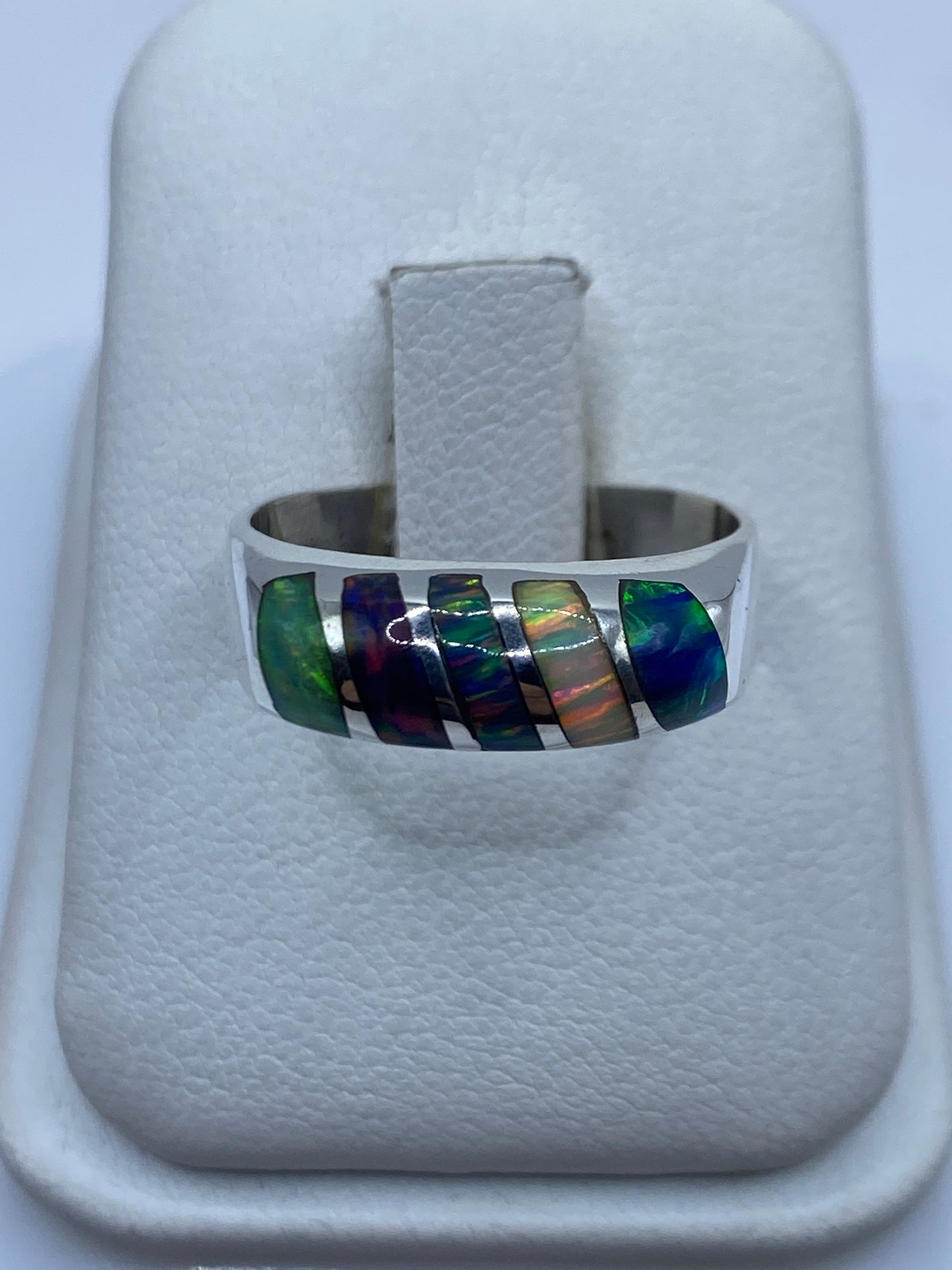 Anillo de plata .950 con ópalo de fuego multicolor en estuche blanco