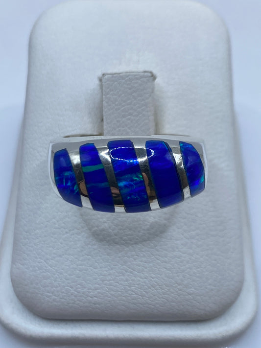 Anillo de plata .950 con ópalo de fuego azul dentro de estuche blanco de presentación