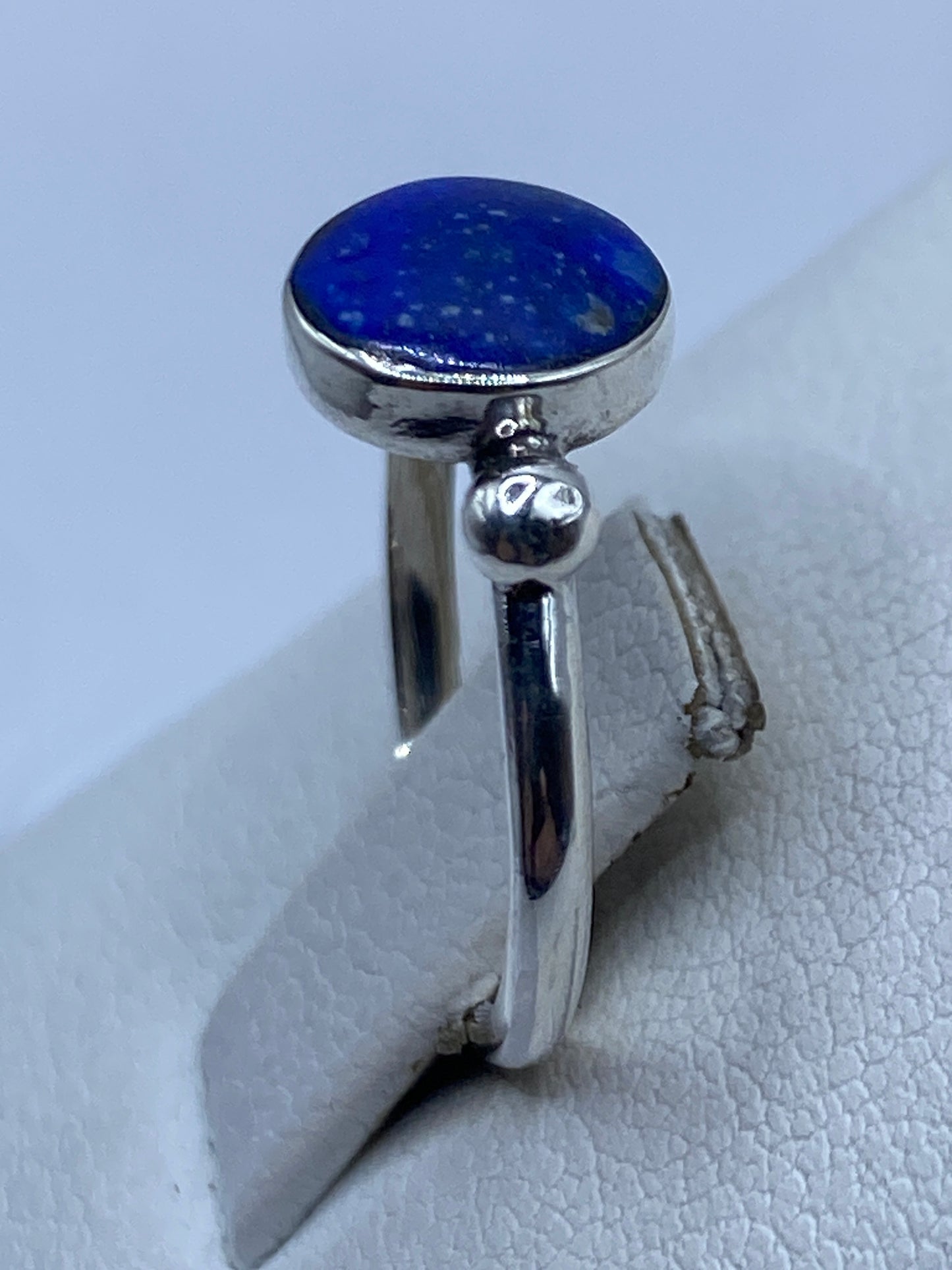 Vista superior del lapislázuli azul con vetas doradas en engaste de plata .925