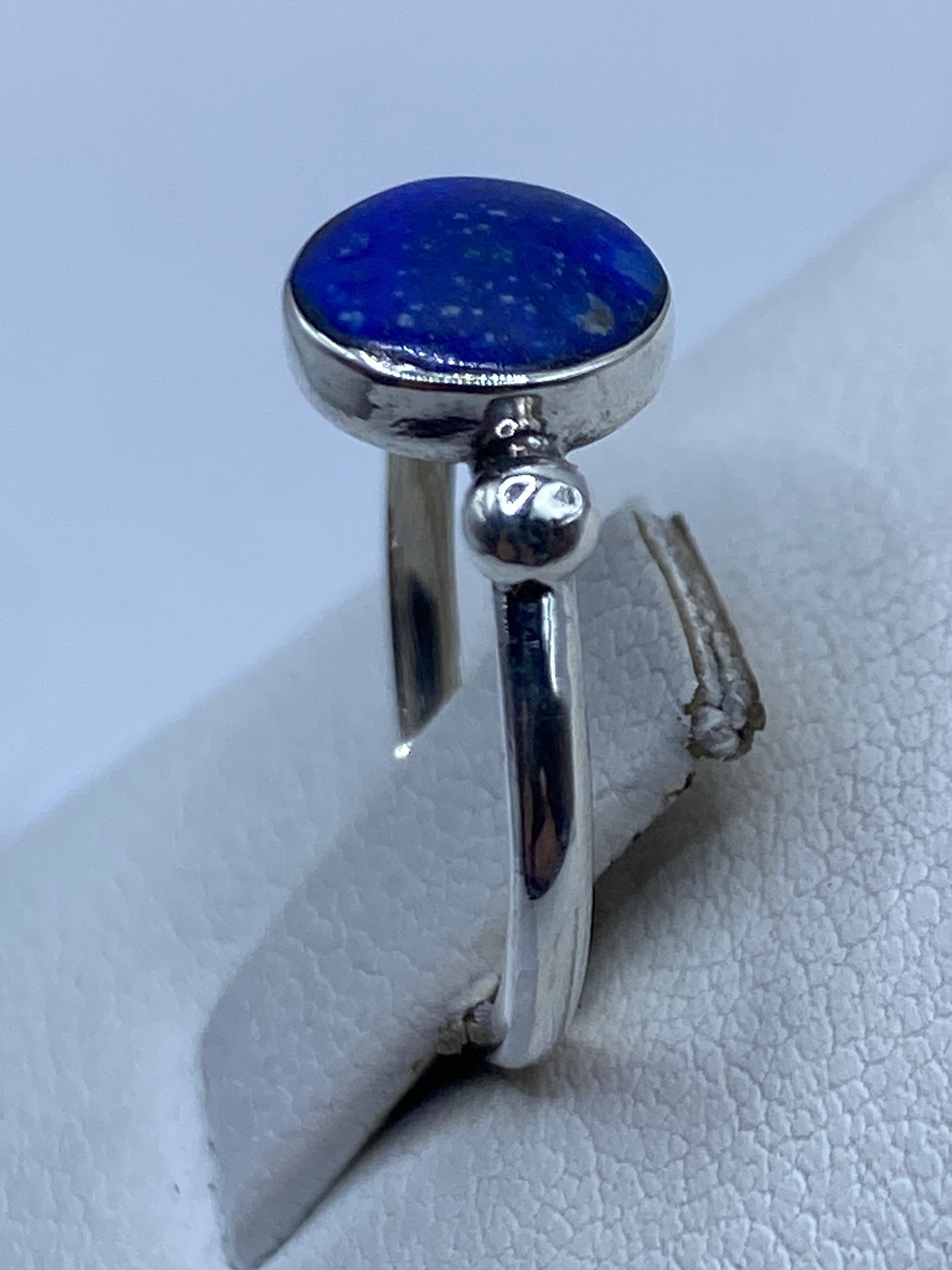 Vista superior del lapislázuli azul con vetas doradas en engaste de plata .925