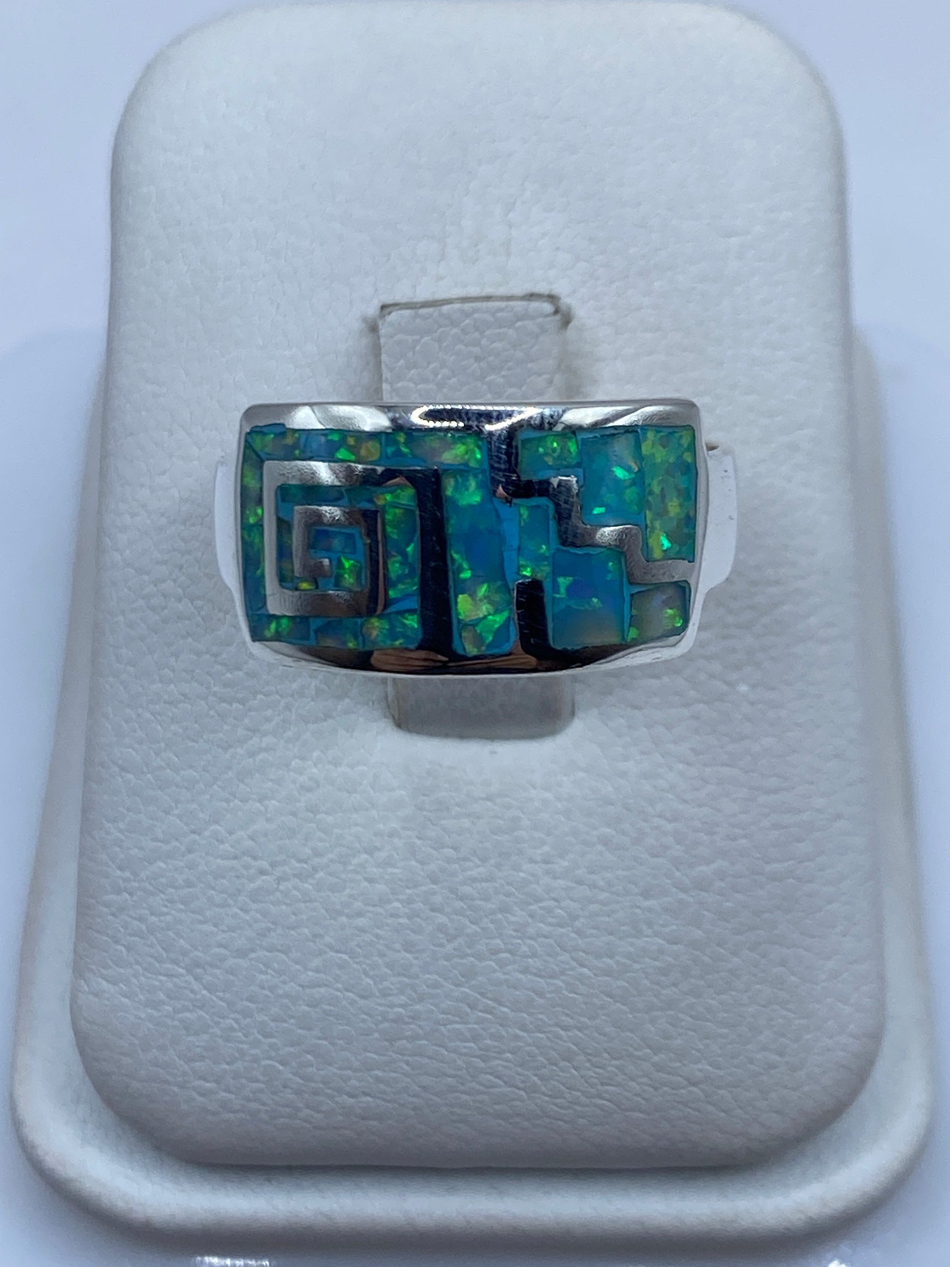 Anillo de plata .950 con ópalo de fuego azul cielo en caja blanca