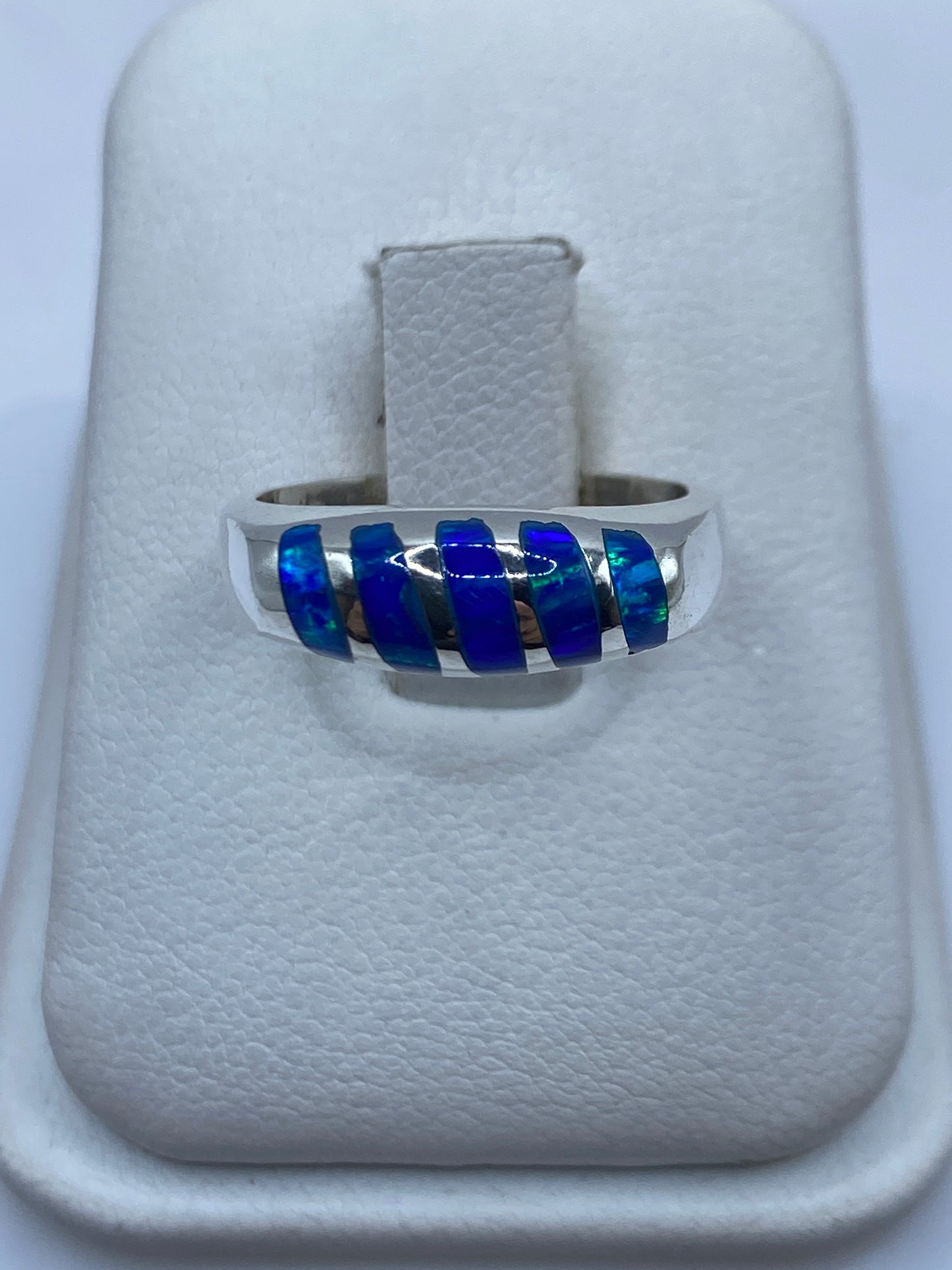 Anillo de plata .950 con Ópalo de Fuego azul en banda moderna sobre anillo blanco