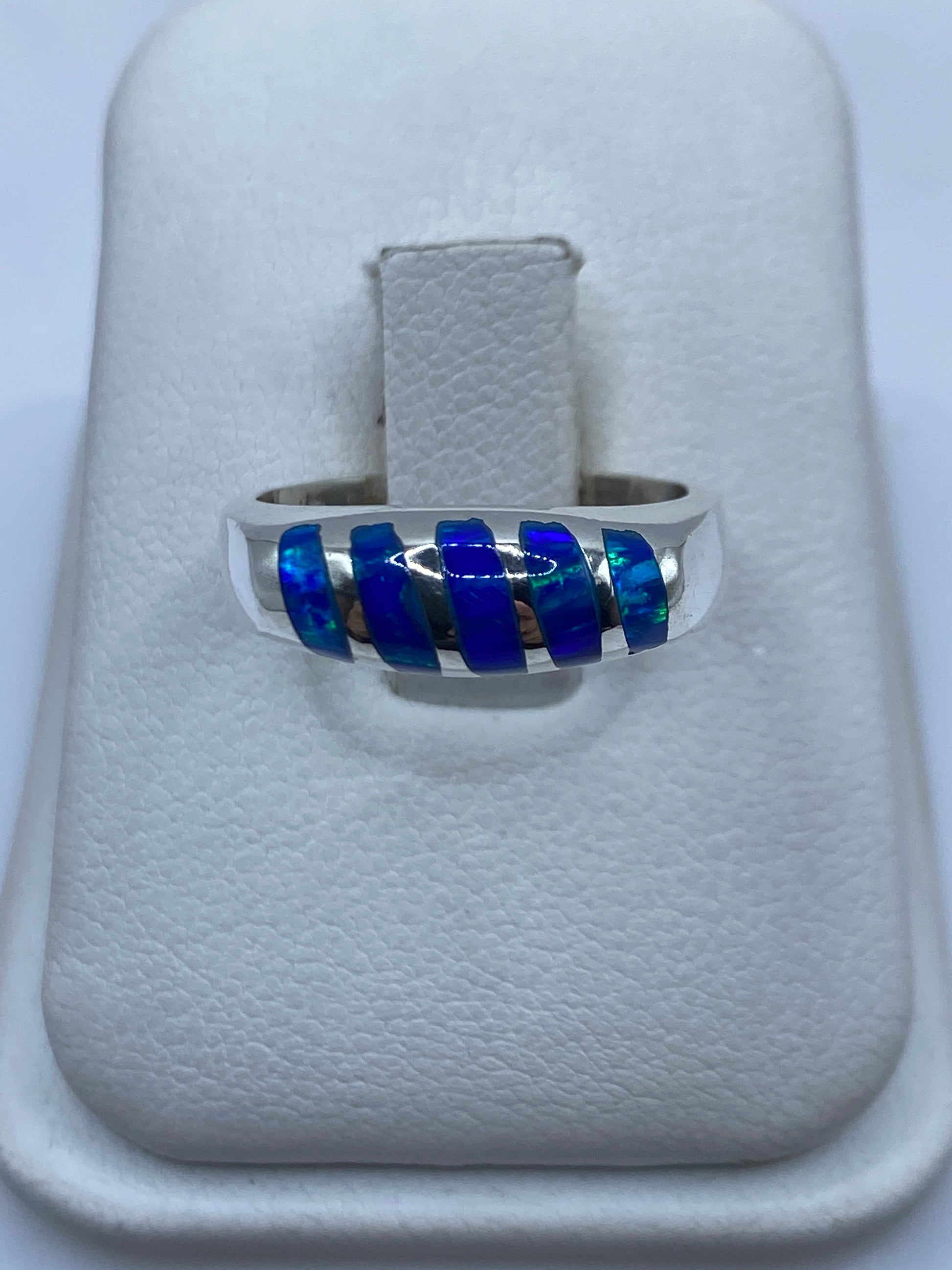 Anillo de plata .950 con Ópalo de Fuego azul en banda moderna sobre anillo blanco