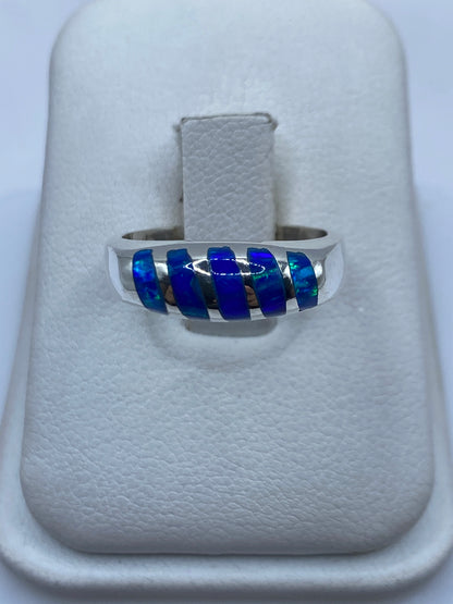 Anillo de plata .950 con Ópalo de Fuego azul en banda moderna sobre anillo blanco