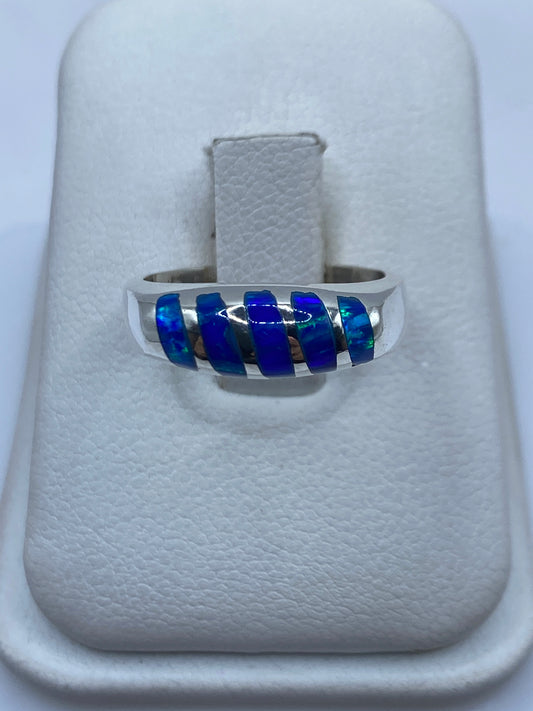 Anillo de plata .950 con Ópalo de Fuego azul en banda moderna sobre anillo blanco
