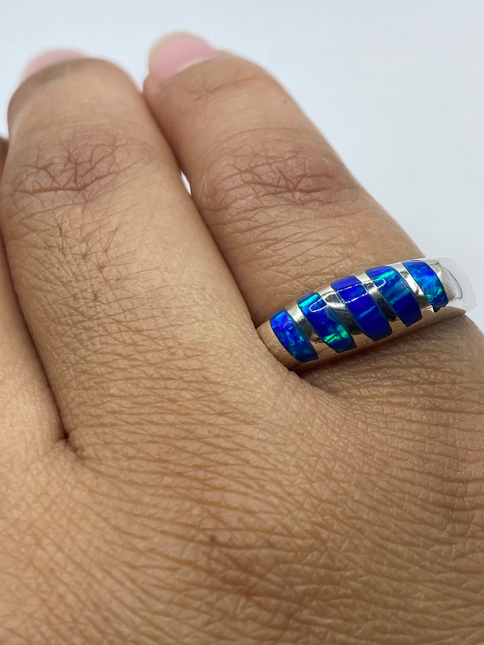 Anillo sobre fondo gris mostrando el hallmark 950 y la pureza del metal