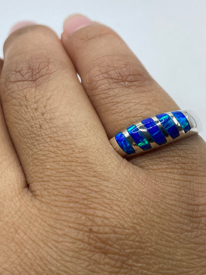 Anillo sobre fondo gris mostrando el hallmark 950 y la pureza del metal