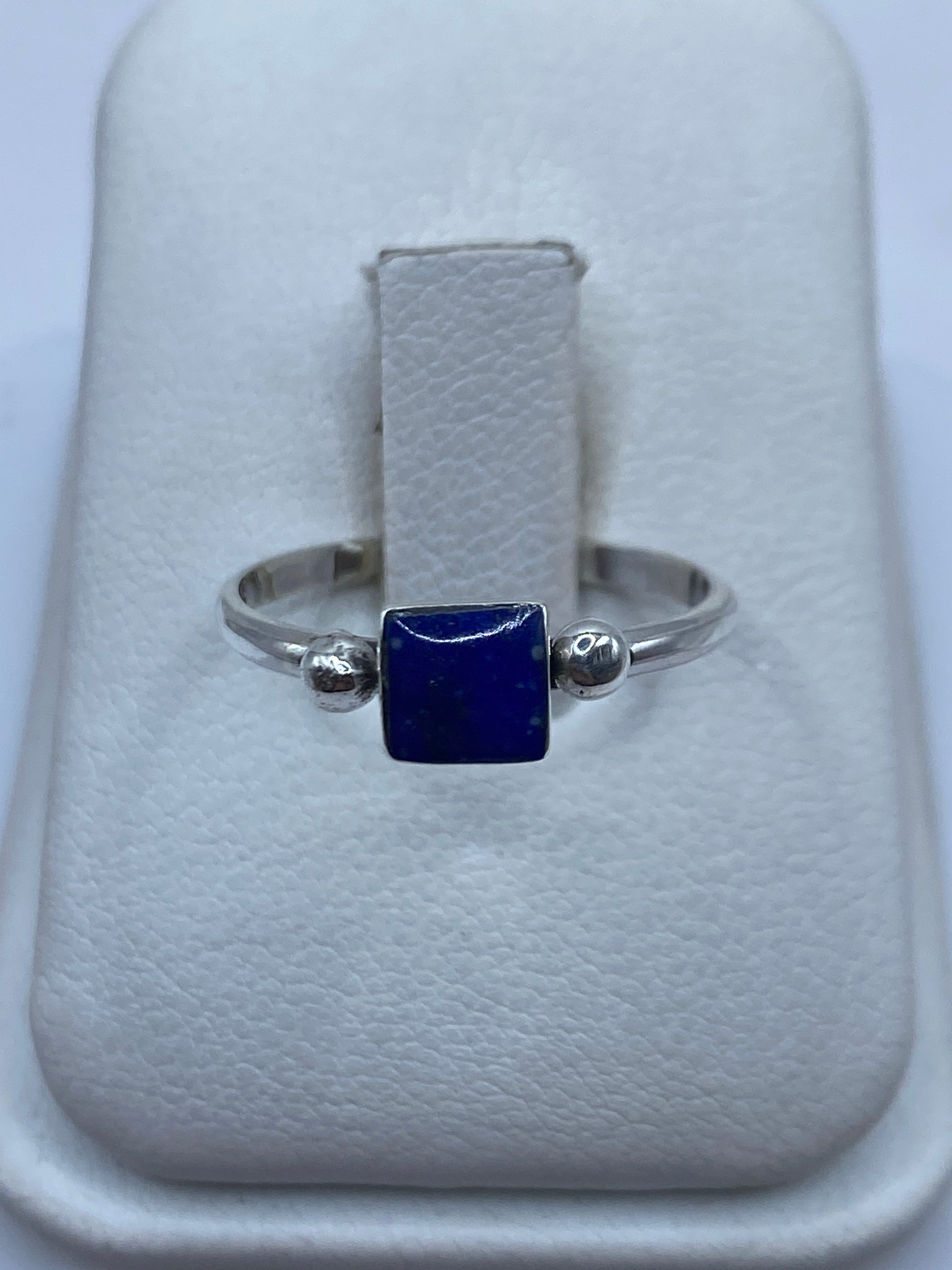 Anillo solitario de plata .950 con piedra azul cuadrada en caja de presentación blanca