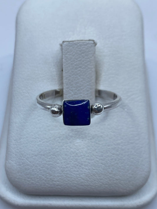 Anillo solitario de plata .950 con piedra azul cuadrada en caja de presentación blanca