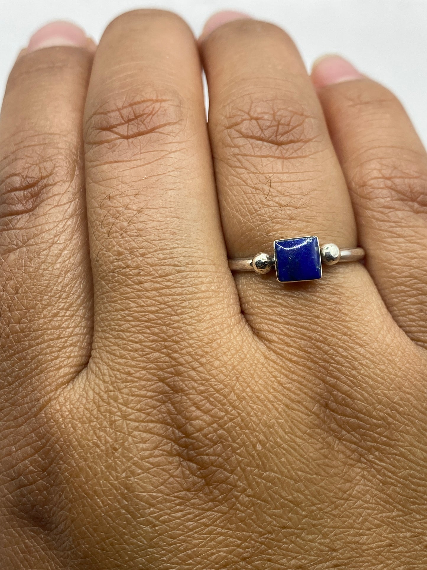 Anillo sobre fondo gris con sello de pureza 950 visible en la banda interna
