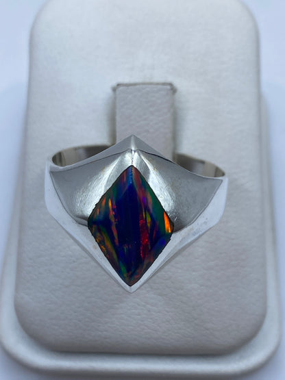 Anillo masivo de plata .925 con Ópalo de Fuego multicolor en caja blanca de presentación
