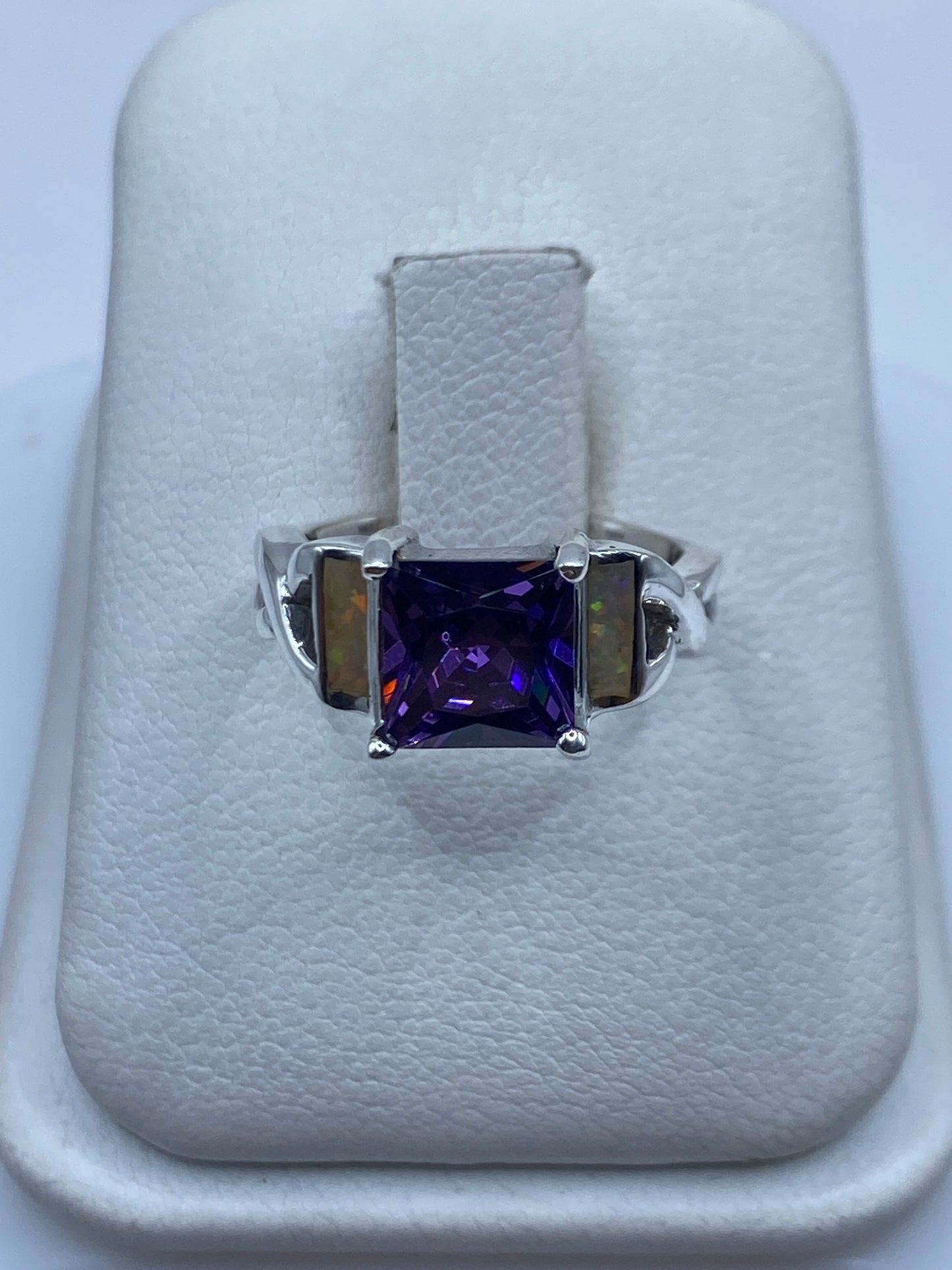 Anillo de plata solitario con ópalo de fuego amarillo en estuche blanco