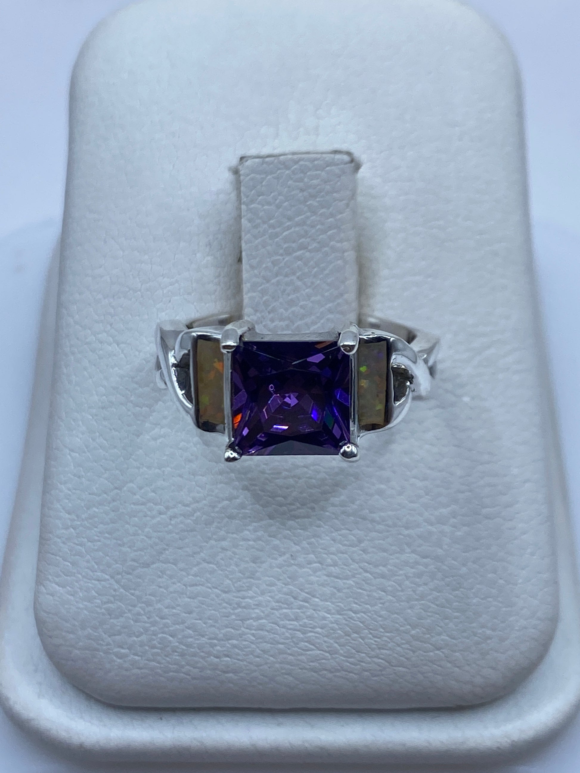 Anillo de plata solitario con ópalo de fuego amarillo en estuche blanco