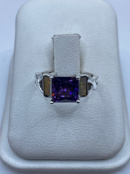 Anillo de plata solitario con ópalo de fuego amarillo en estuche blanco