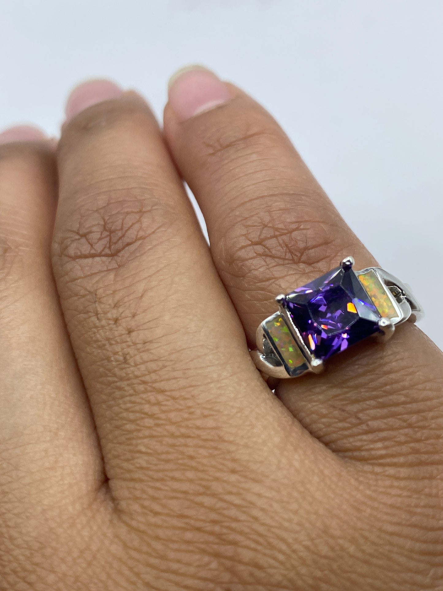 Anillo de ópalo de fuego en bascula mostrando peso de 4.4 gramos