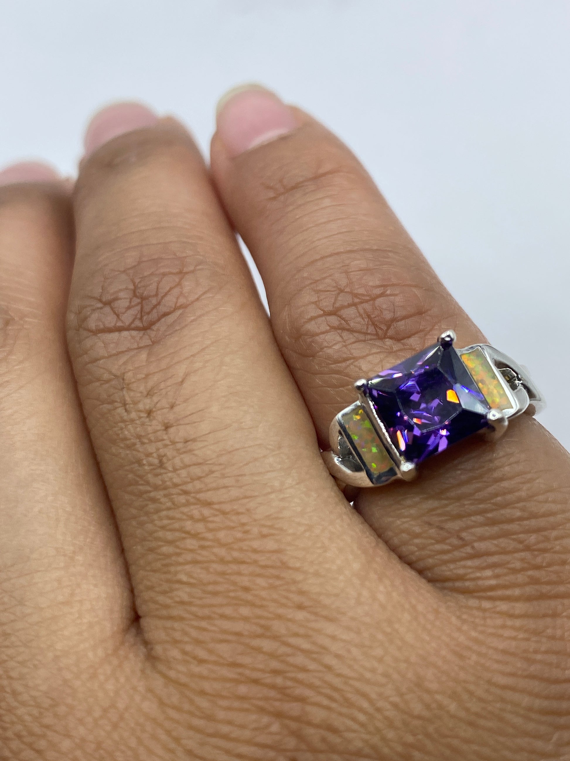 Anillo de ópalo de fuego en bascula mostrando peso de 4.4 gramos