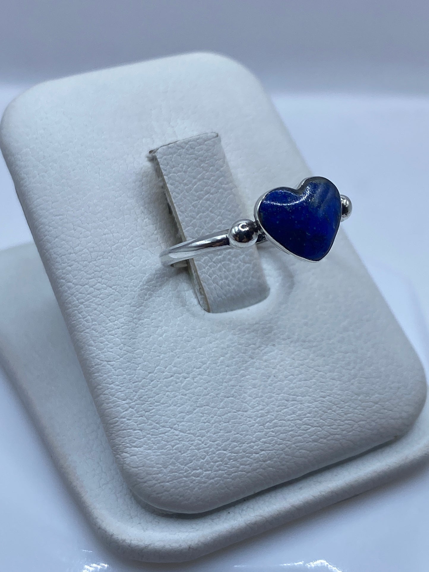 Vista frontal del anillo minimalista con piedra lapislázuli natural engastada a mano