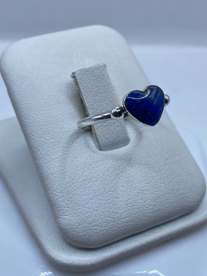 Vista frontal del anillo minimalista con piedra lapislázuli natural engastada a mano