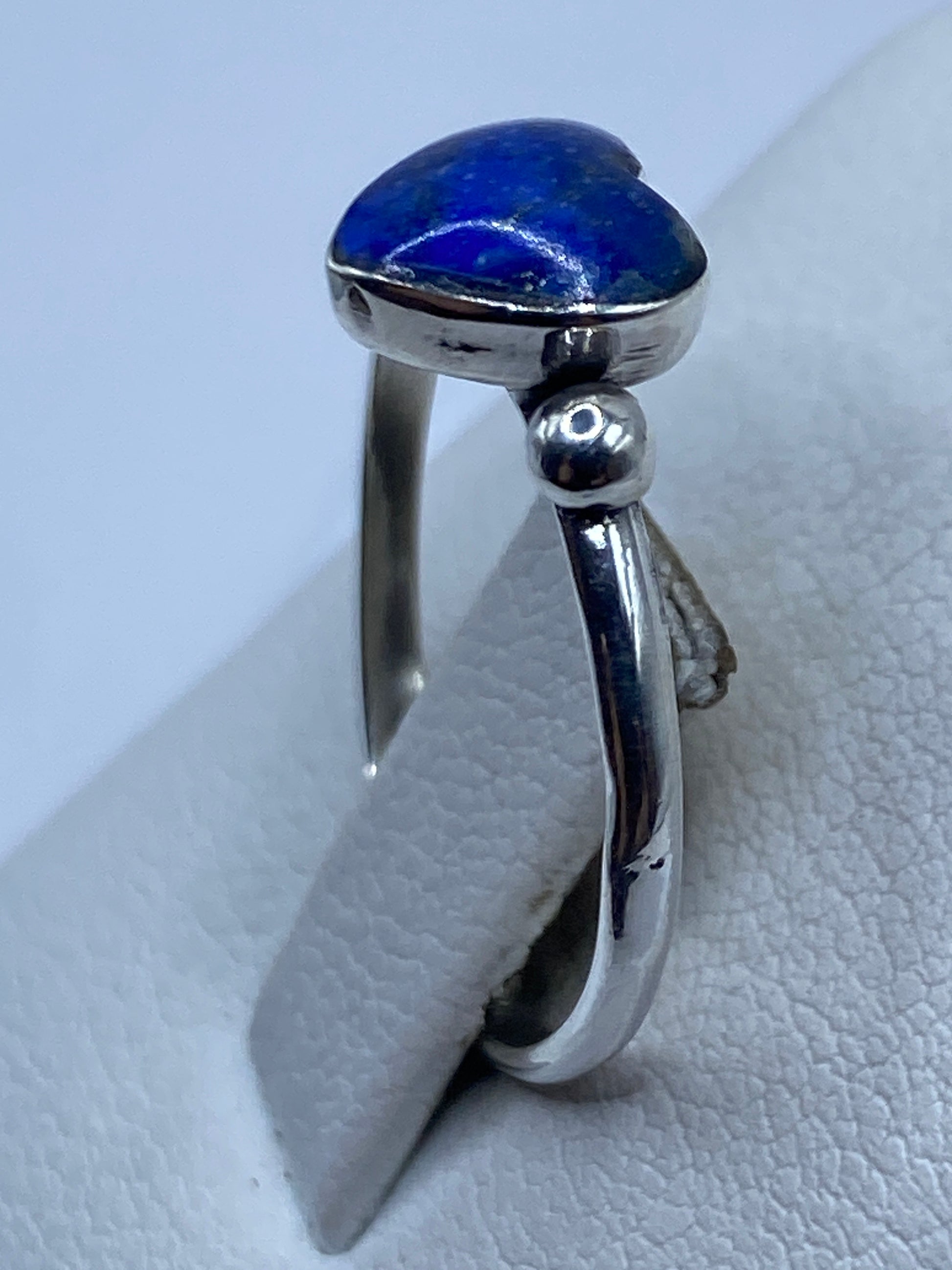 Detalle lateral del anillo mostrando el engaste en plata pura .950