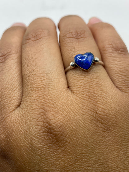 Anillo sobre fondo gris mostrando el sello 950 MEXICO del taller