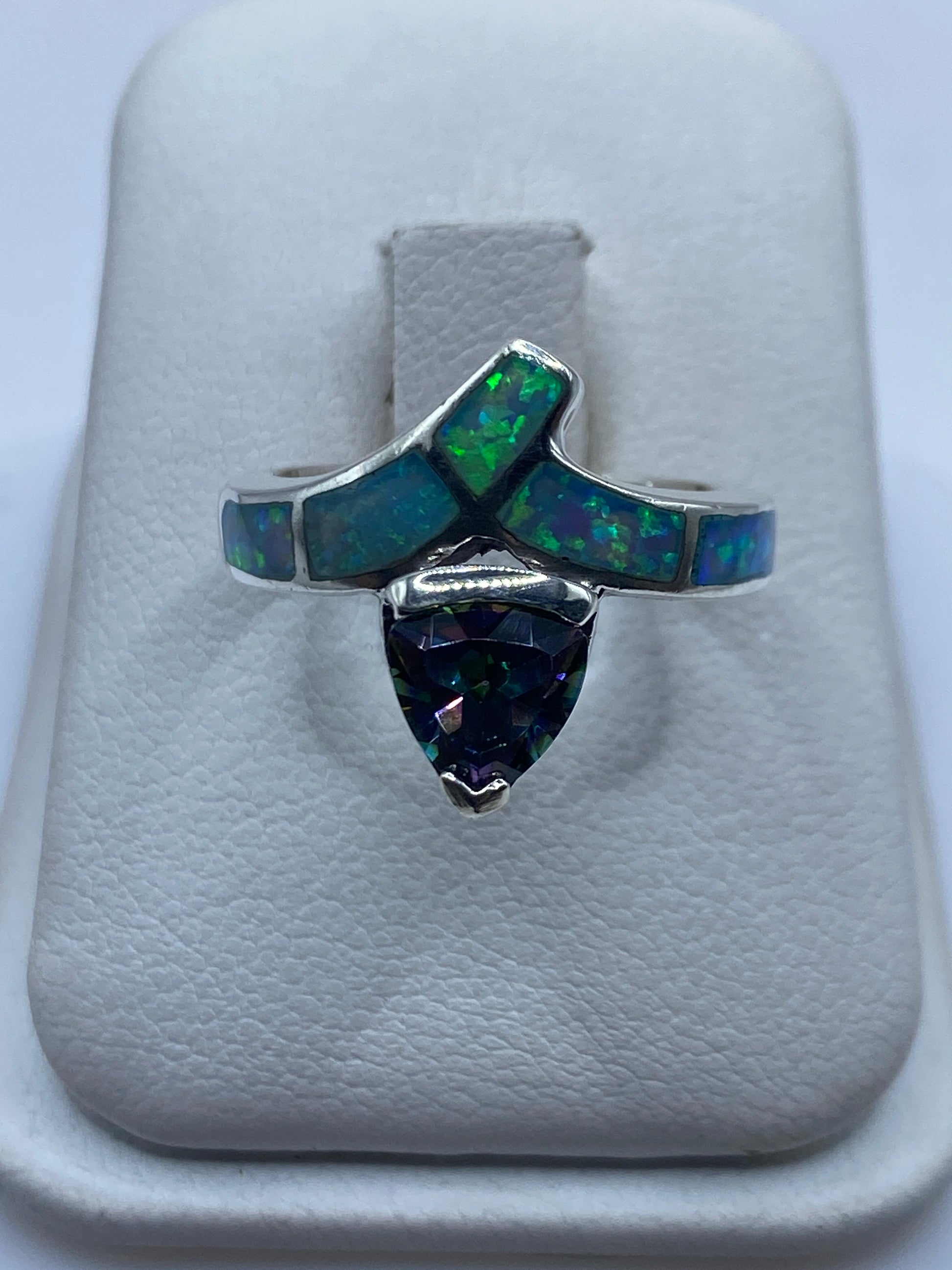 Anillo de plata .950 con ópalo de fuego azul cielo en caja de presentación blanca
