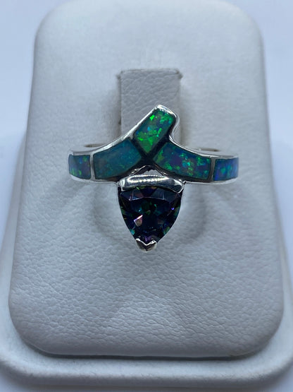 Anillo de plata .950 con ópalo de fuego azul cielo en caja de presentación blanca