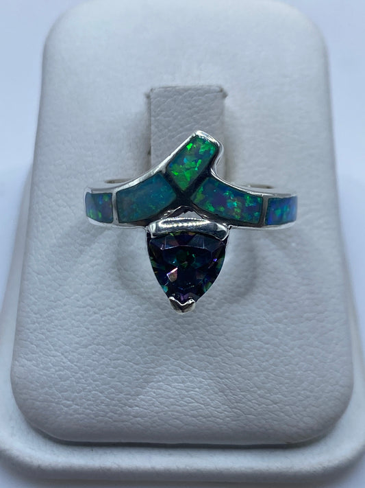 Anillo de plata .950 con ópalo de fuego azul cielo en caja de presentación blanca